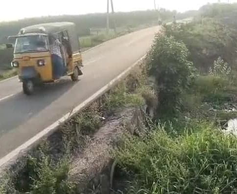 నల్లవాగు వంతెనపై రక్షణ గోడలు కరువు - Udayam