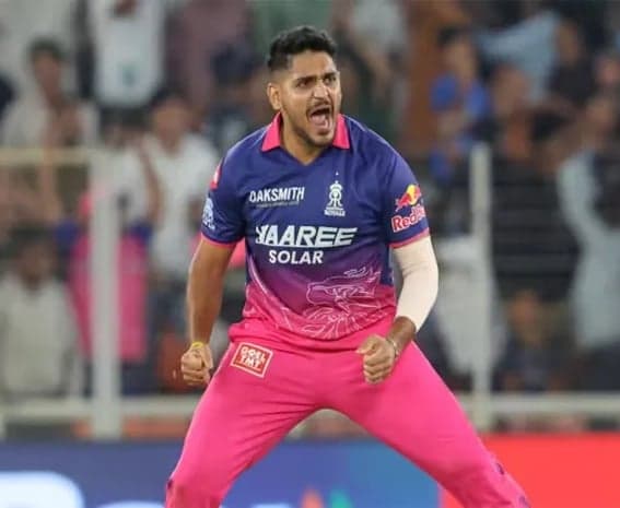 తుషార్ దేశ్పాండే హ్యాట్రిక్ ధమాకా - Udayam