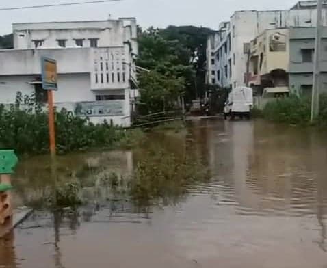 పార్వతీపురంలో నీట మునిగిన స్కూల్ పరిసరాలు - Udayam