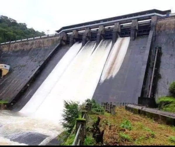 పాంబ్లా డ్యామ్ గేట్ల ఎత్తివేత: ముంచెత్తుతున్న వరద - Udayam Digital