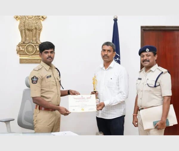 రాష్ట్ర స్థాయి యోగా విజేతగా కానిస్టేబుల్ చలపతి.. ఎస్పీ ప్రశంస - Udayam Digital