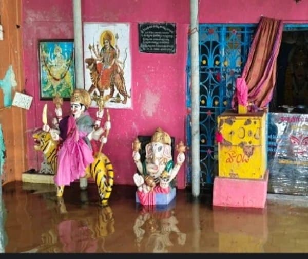 గండిపోచమ్మ ఆలయంలోకి వరద నీరు - gallery image 2
