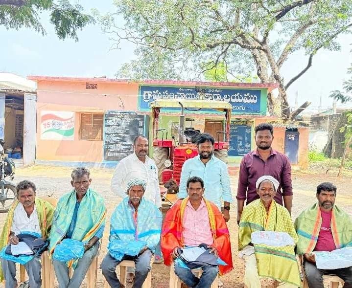 జాకారంలో పంచాయతీ కార్మికులకు దుస్తుల పంపిణీ - Udayam