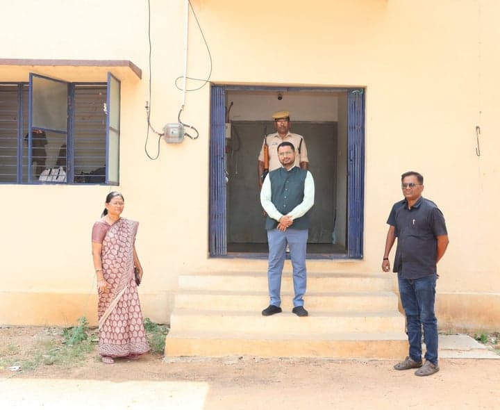 ఈవీఎం గోడౌన్ను పరిశీలించిన కలెక్టర్ రిజ్వాన్ బాషా - Udayam