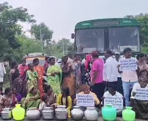 కనిగిరిలో బిందెలతో నిరసన - Udayam