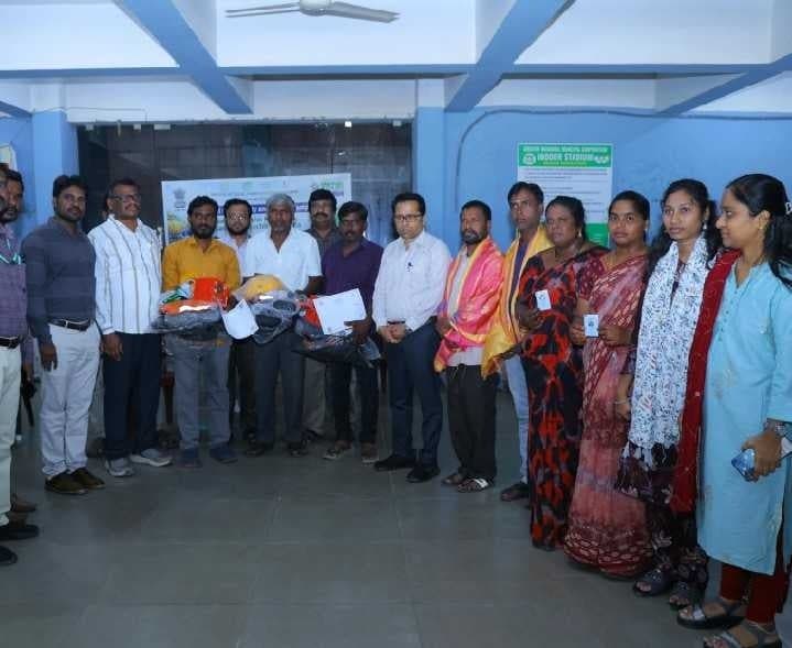 పారిశుద్ధ్య కార్మికులకు వైద్య పరీక్షలు - Udayam