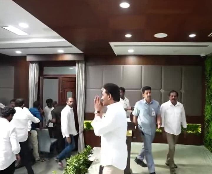 వైసీపీ విశాఖ నేతలతో జగన్ సమావేశం - Udayam