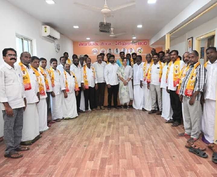 లక్కవరంలో టీడీపీలోకి 30 వైసీపీ కుటుంబాలు - Udayam