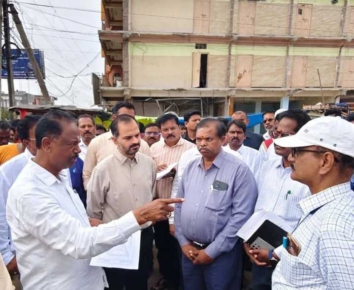 రోడ్ల విస్తరణ పనులు వేగవంతం చేయాలి - Udayam