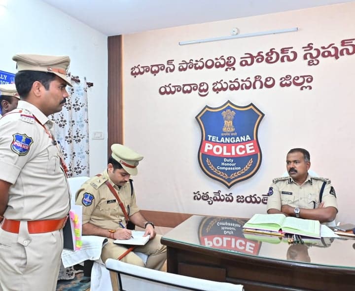 పోచంపల్లి పోలీస్ స్టేషన్ను తనిఖీ చేసిన డీఐజీ, ఎస్పీ - gallery image 3