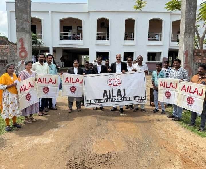 ప్రత్తిపాడులో న్యాయవాదుల ఆందోళన - Udayam