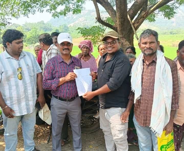కొమరాడలో భూములు అప్పగించాలని వినతి - Udayam