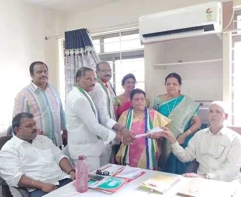 జంగారెడ్డిగూడెంలో మేక సత్యవతి నామినేషన్ - Udayam