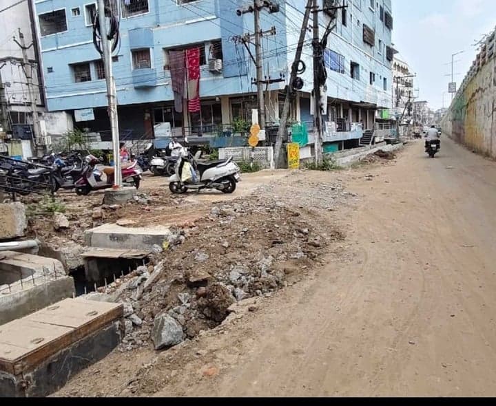 తణుకులో కల్వర్టుకు అప్రోచ్ రోడ్డు లేదు - Udayam