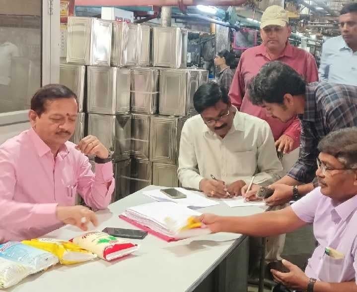 ఆదోనిలో ఆయిల్, రైస్ మిల్లులపై తనిఖీలు - Udayam