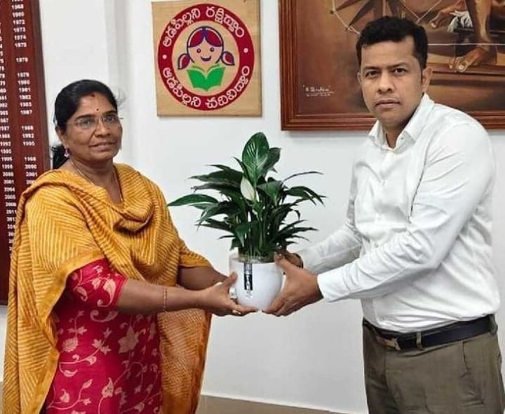 నెల్లూరులో కలెక్టర్ను కలిసిన ఐసీడీఎస్ పీడీ - Udayam