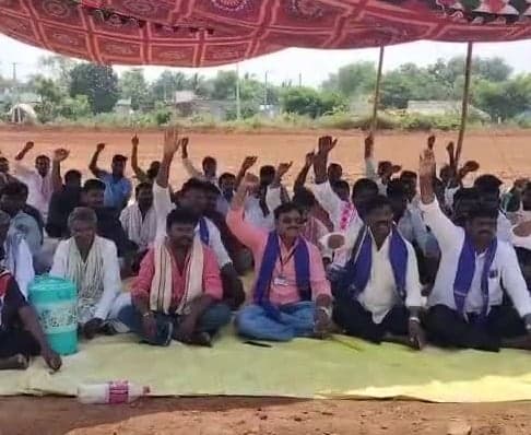 శ్మశాన వాటిక స్థలం కోసం దళితుల ఆందోళన - Udayam