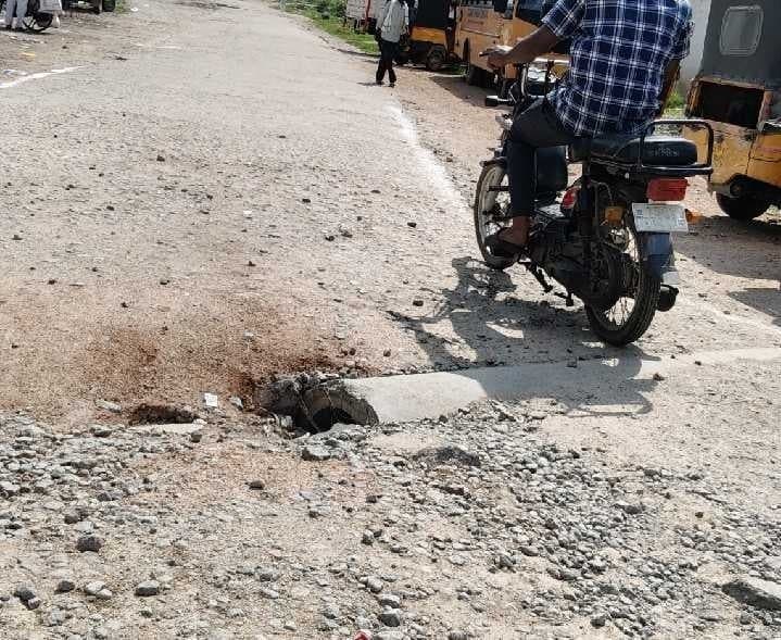 జనగామలో ప్రమాదకరంగా మురుగు కాలువ గుంత - Udayam