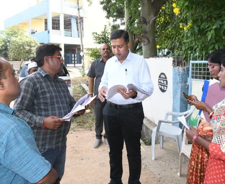 ఎస్ఐఆర్ ఓటర్ల జాబితాను పరిశీలించిన ఆదిలాబాద్ కలెక్టర్ - Udayam