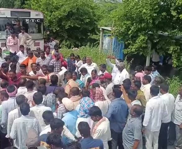 రైతుల ధర్నా.. రాకపోకలకు బ్రేక్ - Udayam
