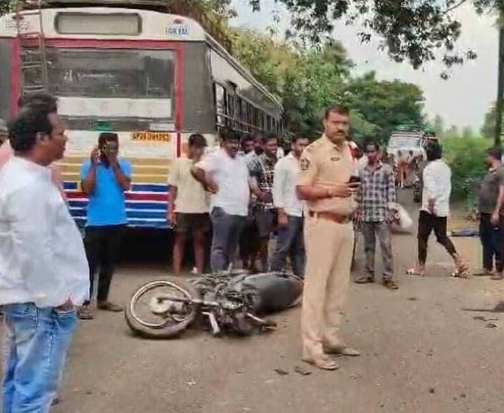 గోకవరంలో ఆర్టీసీ బస్సు ఢీకొని యువకుడి మృతి - Udayam
