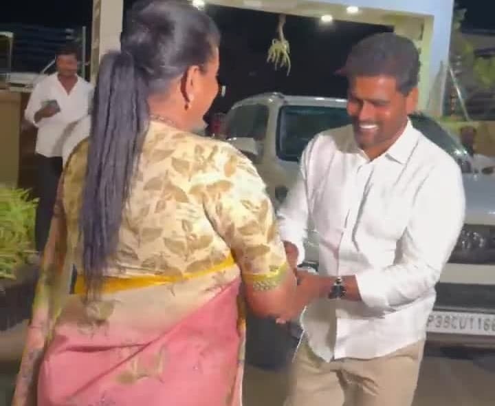 రోజా తో వైసీపీ జిల్లా అధ్యక్షుడు భేటీ - Udayam