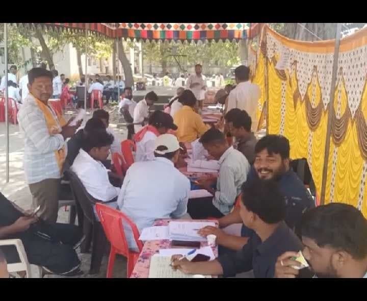 కొమరాడలో రెండో రోజు నామినేషన్ల హడావిడి - Udayam