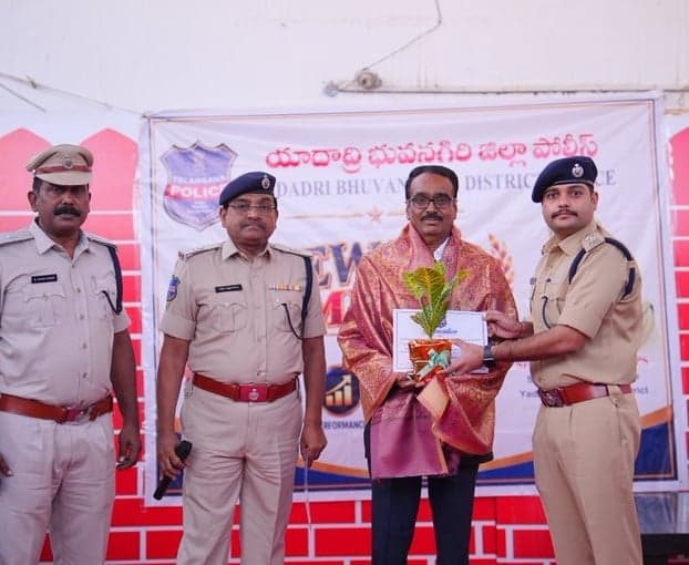120 మంది పోలీసులకు పురస్కారాలు - Udayam