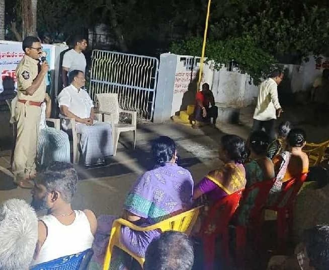 పోలాకిలో పల్లెనిద్రలో టెక్కలి డీఎస్పీ - Udayam