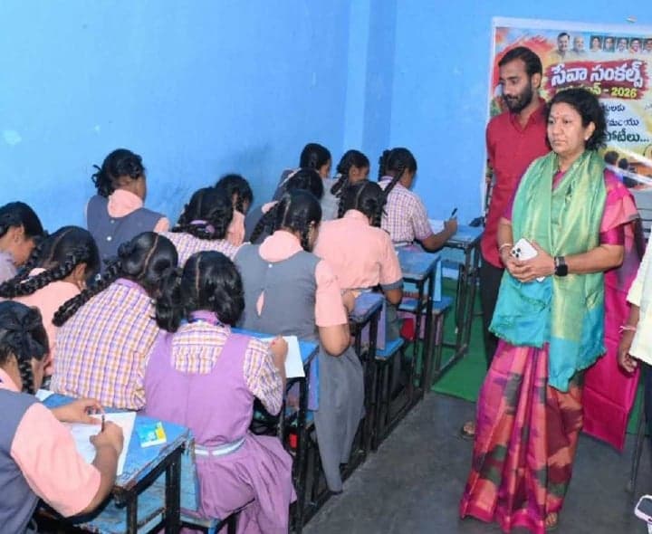 విద్యతోనే సమాజంలో మార్పు: రావు పద్మ - Udayam