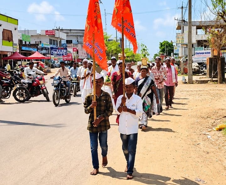 బాసరకు పాదయాత్రగా బయలుదేరిన భక్తులు - Udayam