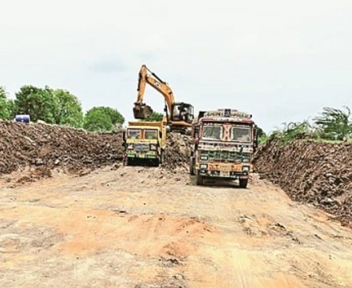 సలాఖ్పూర్ చెరువు మట్టి తరలింపుపై ఆరోపణలు - Udayam Digital