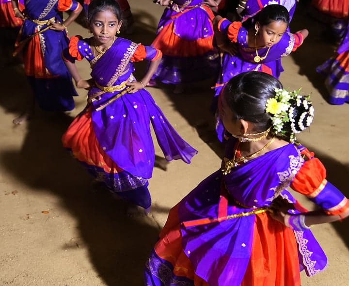 పెద్దపల్లిలో ఆకట్టుకున్న జంట కోలాటం - Udayam