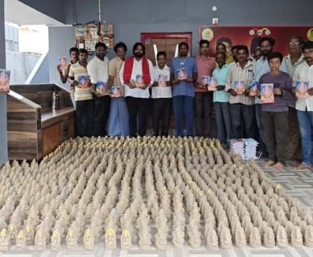 మట్టి వినాయకుల పంపిణీ - Udayam