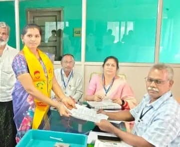 తాళ్లూరులో రెండో రోజు నామినేషన్లు - Udayam