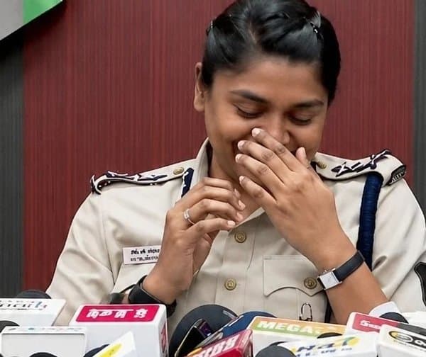 పోలీసుల తీరుపై నెటిజన్ల ఫైర్
