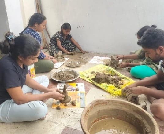 మట్టి వినాయకుల తయారీ - Udayam