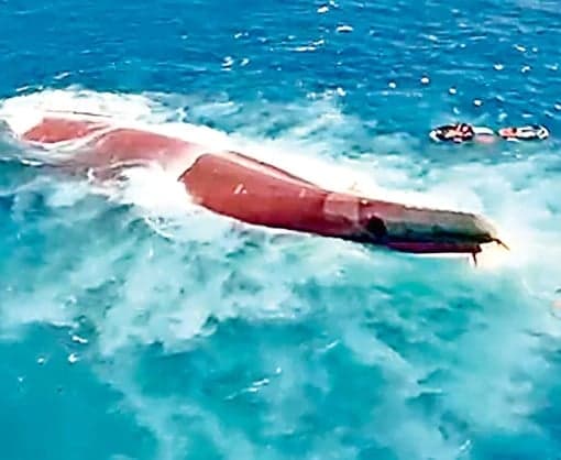 ఇండోనేసియాలో విహార నౌక మునక - Udayam