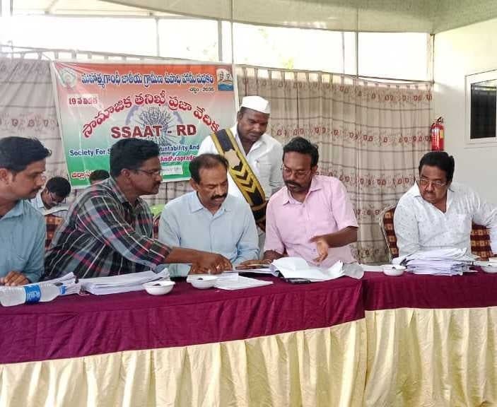 ఉపాధి పనుల తనిఖీ.. రూ.4,700 జరిమానా - Udayam