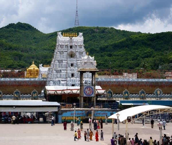 తిరుమల: శ్రీవారి సర్వదర్శనానికి 20 గంటల సమయం - Udayam Digital