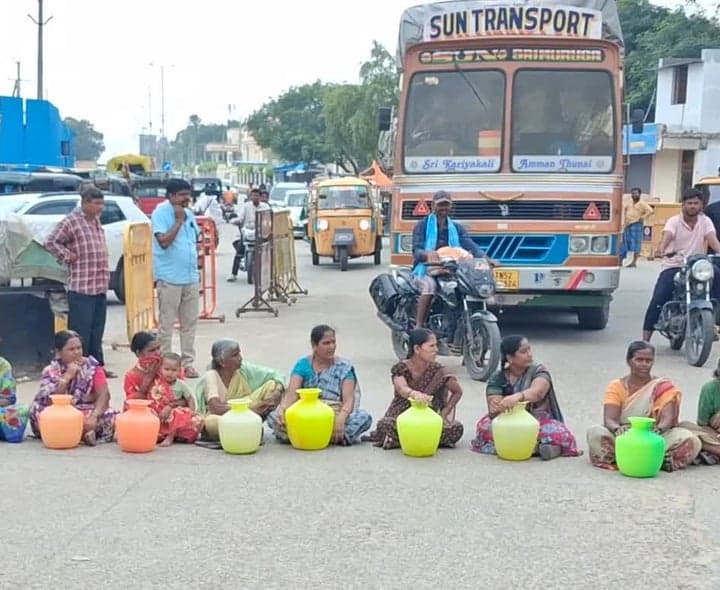 మంత్రాలయంలో తాగునీటి కోసం మహిళల ధర్నా - Udayam