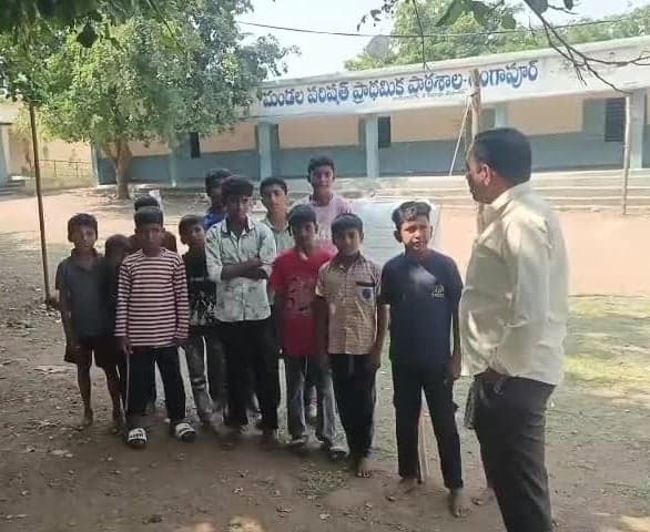 విద్యార్థులు ఉన్నత లక్ష్యాలు సాధించాలి: సర్పంచ్ - Udayam