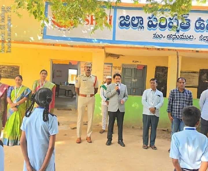 విద్యార్థులకు చట్టాలపై అవగాహన - Udayam