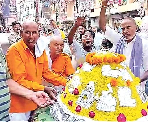గణపతికి ముస్లింల భారీ లడ్డూ కానుక - Udayam
