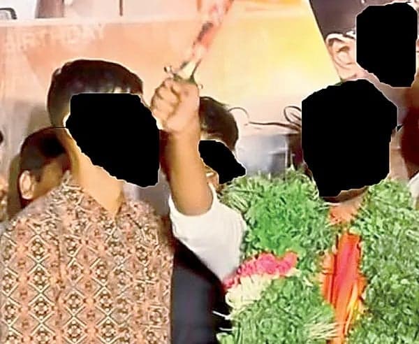 వరంగల్ లో తల్వార్ల హల్చల్ - Udayam