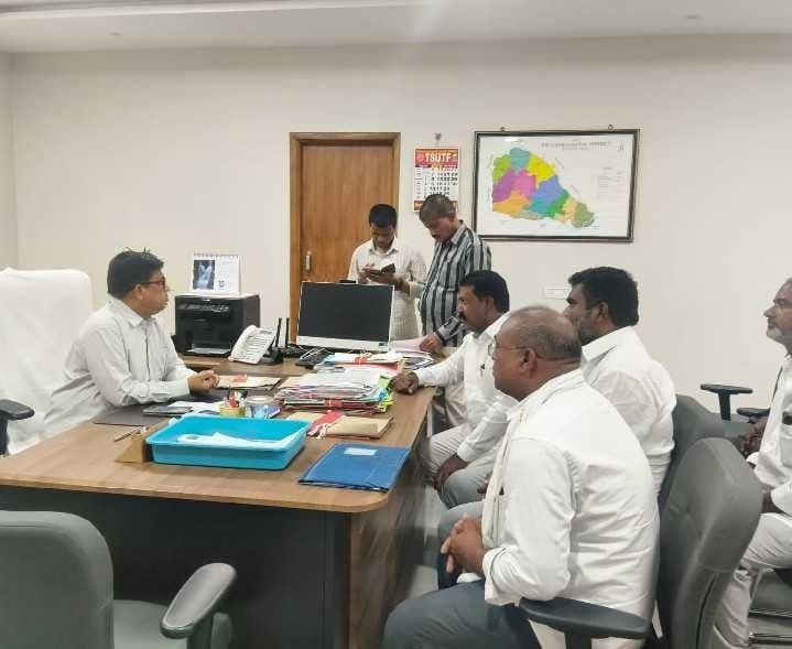 ప్రభుత్వ భవనాలకు ఇసుక తరలింపునకు అనుమతి కోరిన సర్పంచులు - Udayam