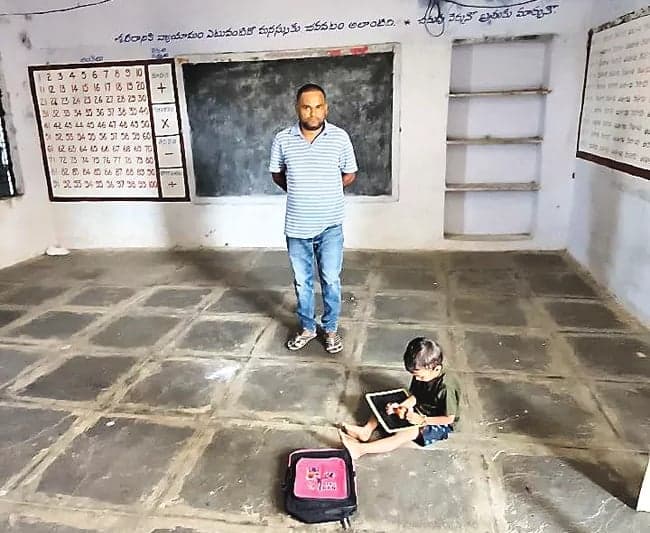 ఒకే విద్యార్థి, ఉపాధ్యాయుడితో బడి