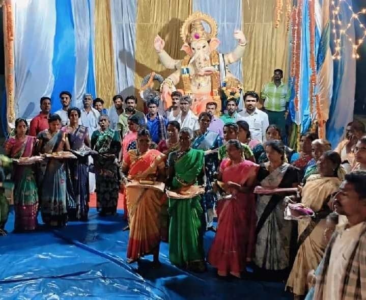 చవితి వేడుకల్లో మహిళలకు చీరలు - Udayam
