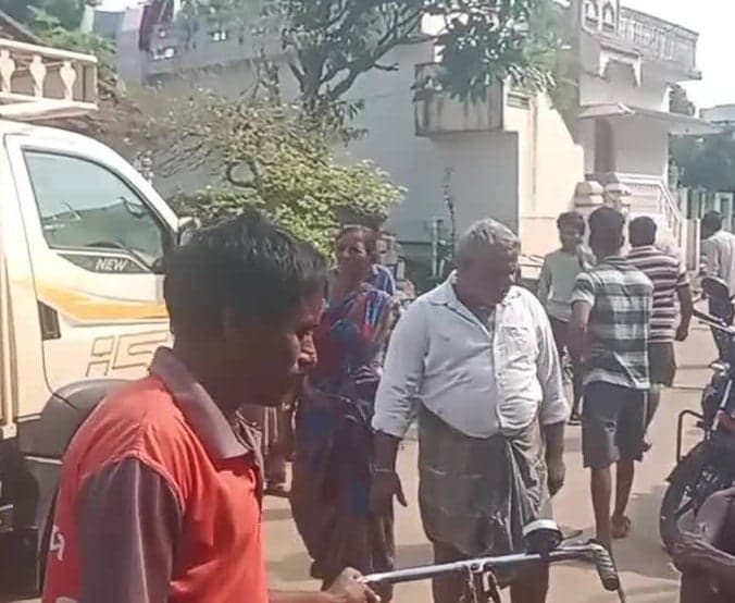 ఎస్.కోటలో గ్యాస్ సిలిండర్ల కోసం మహిళల ఆందోళన - Udayam