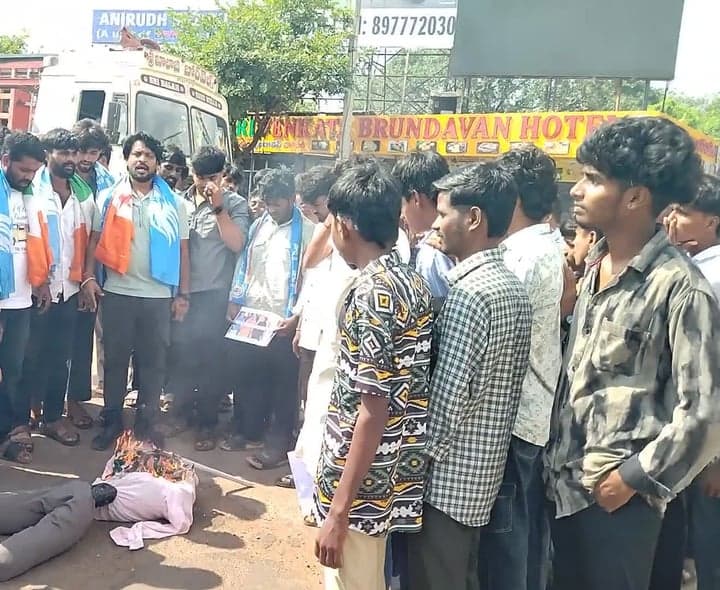 వికారాబాద్లో ఈసీకి వ్యతిరేకంగా నిరసన - Udayam
